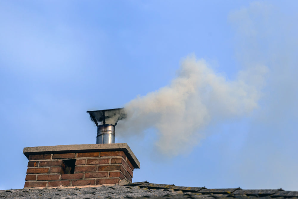 Mijn schoorsteen stinkt bij warm weer, hoe kan dat?